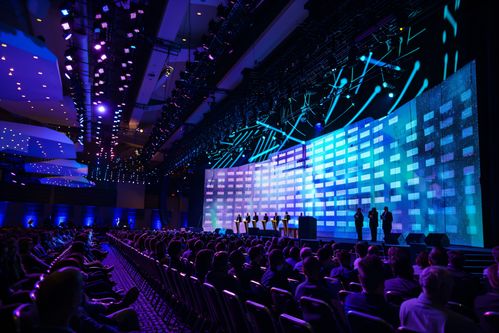 光影與空間的交響 音樂廳舞臺設計的藝術攝影與造型策劃